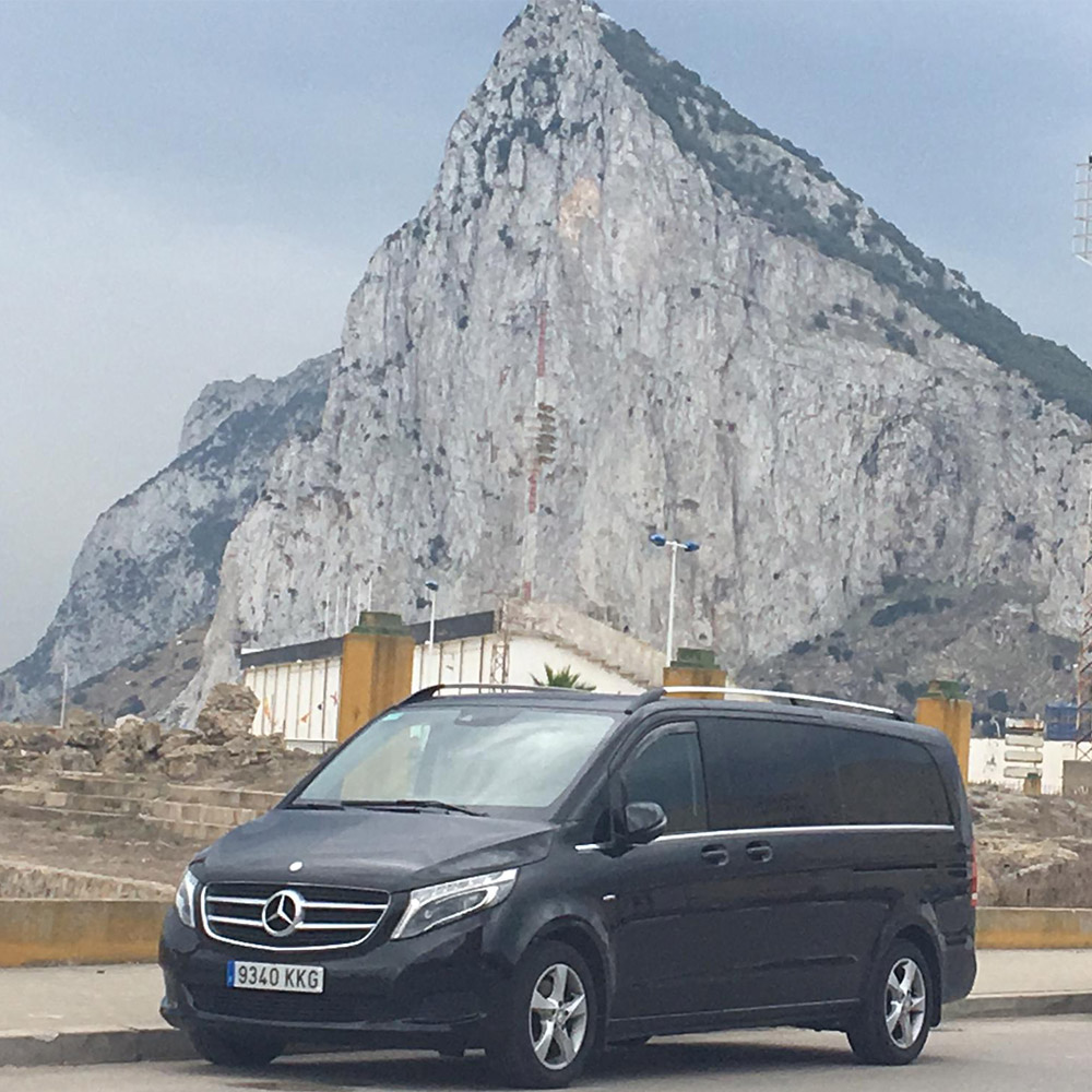 Imagen de una furgoneta negra delante de una montaña