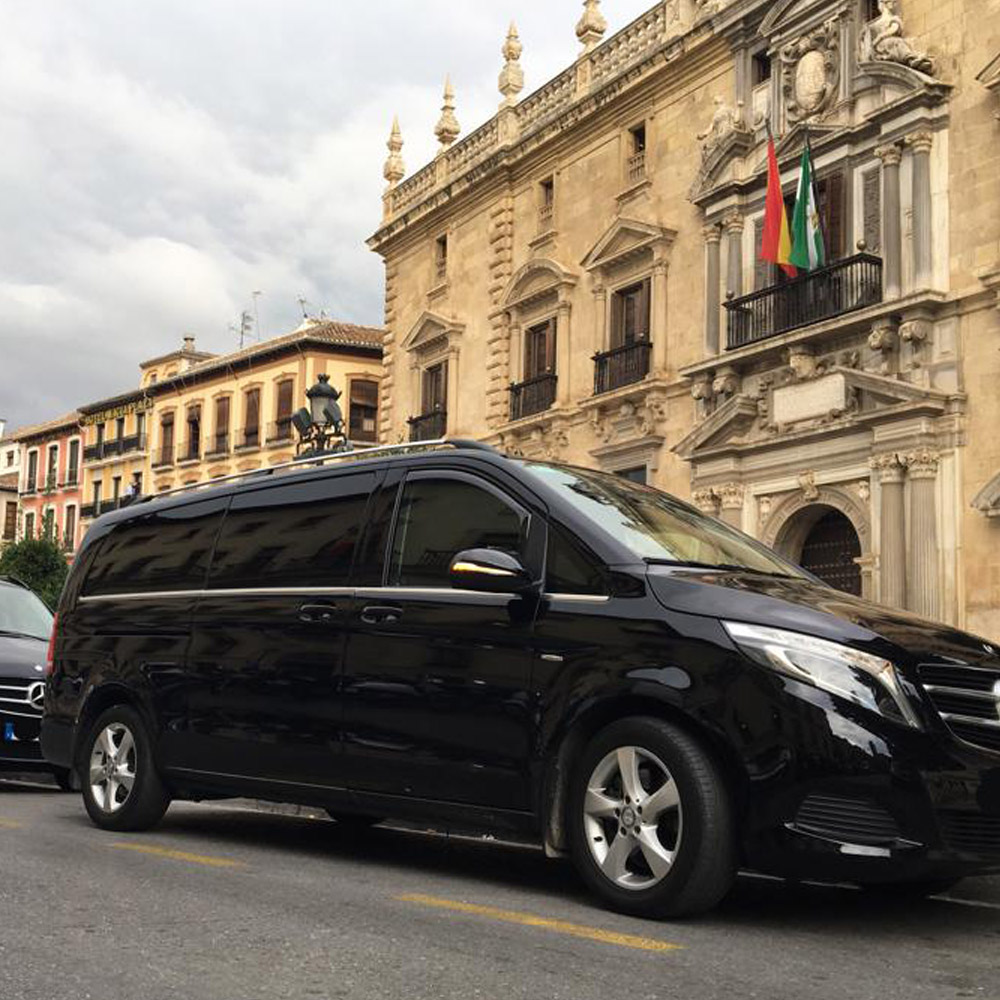 Imagen de una furgoneta negra delante de un ayuntamiento